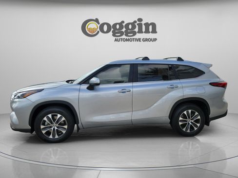 Used 2023 Toyota Highlander XLE FWD image 2