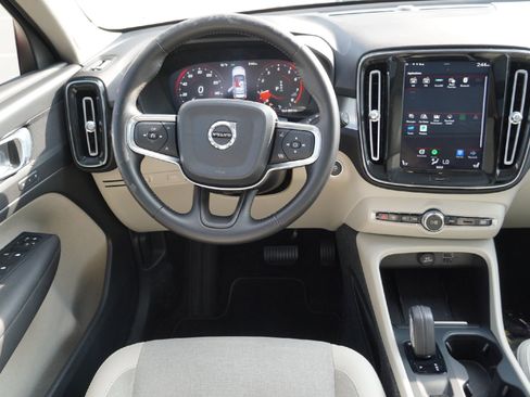 Used 2020 Volvo XC40 T4 Momentum image 25