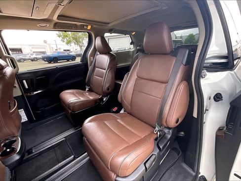 Used 2020 Toyota Sienna Limited Premium FWD image 12