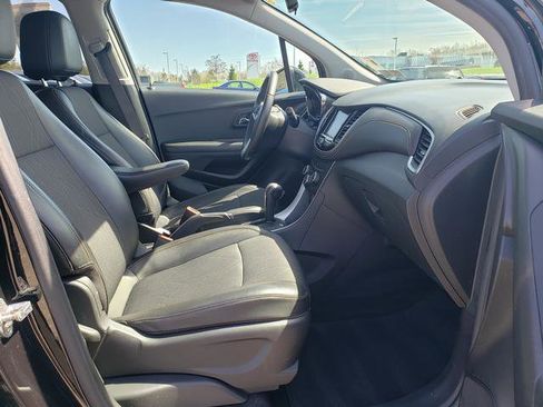 Used 2021 Chevrolet Trax LT w/ Midnight Edition AWD/4WD image 18