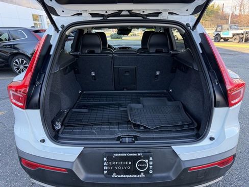 Used 2022 Volvo XC40 T5 Momentum w/ Premium Package image 9