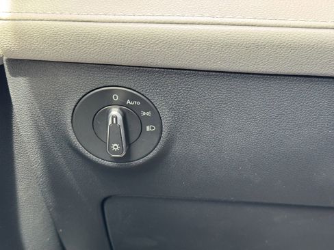 New 2025 Volkswagen Taos SEL image 27