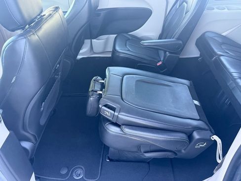 Used 2023 Chrysler Pacifica Touring-L FWD image 36