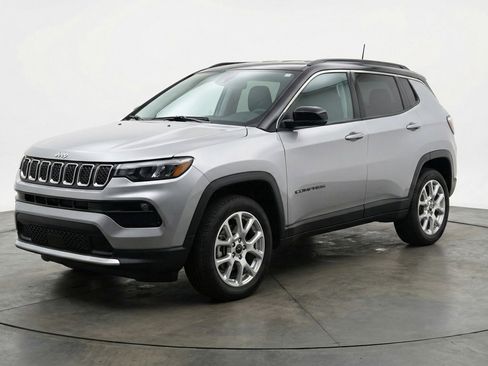 Used 2025 Jeep Compass Limited AWD/4WD image 3