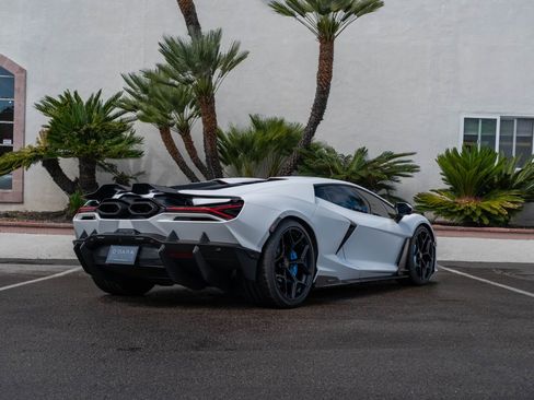 Used 2025 Lamborghini Revuelto image 4