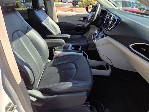 Used 2024 Chrysler Pacifica Touring-L FWD image 16