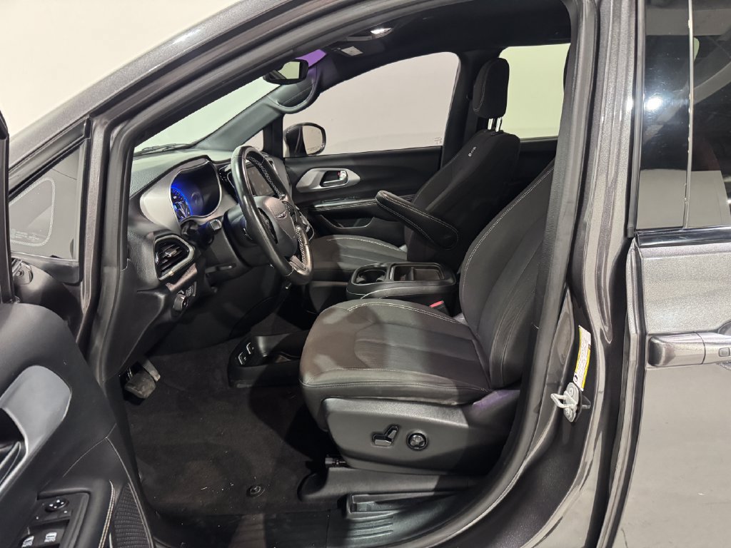 Used 2020 Chrysler Pacifica Touring w/ S Appearance Package FWD image 14