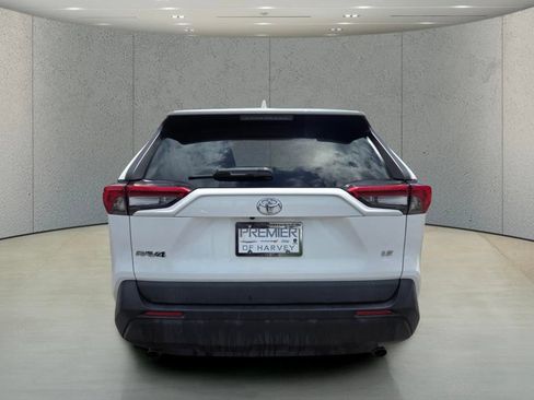 Used 2021 Toyota RAV4 LE FWD image 4