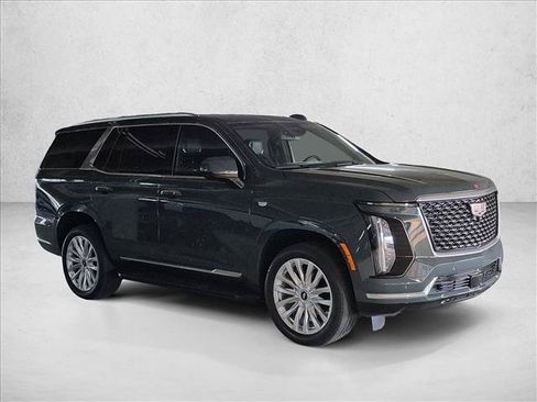 Used 2025 Cadillac Escalade Luxury RWD image 3