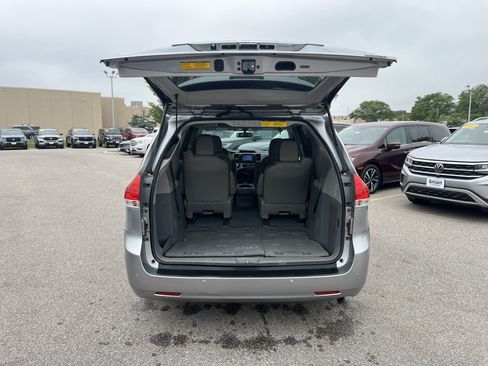 Used 2014 Toyota Sienna Limited w/ Limited Premium Package FWD image 11