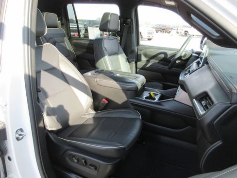 Certified 2022 GMC Yukon XL SLT w/ SLT Premium Package AWD/4WD image 25