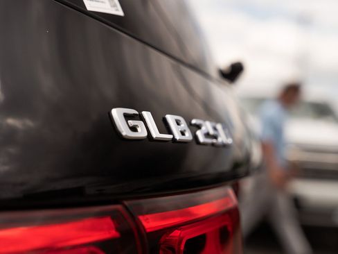 Used 2021 Mercedes-Benz GLB 250 4MATIC w/ AMG Line image 16