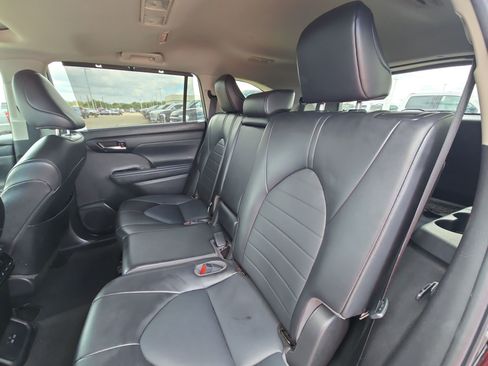 Used 2022 Toyota Highlander XLE FWD image 25