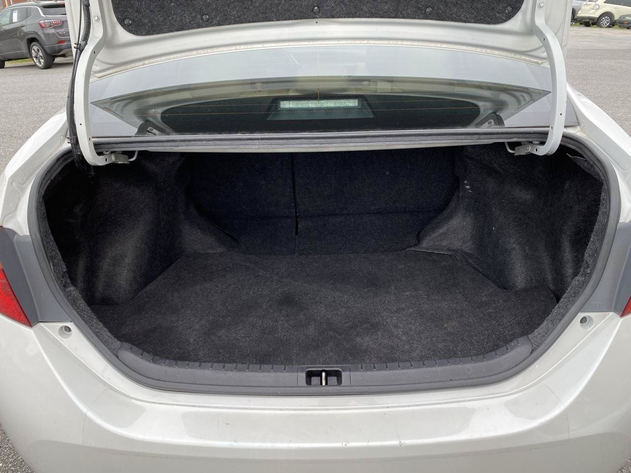 Used 2018 Toyota Corolla LE FWD image 15