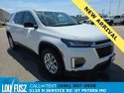 Used 2023 Chevrolet Traverse LS image 1