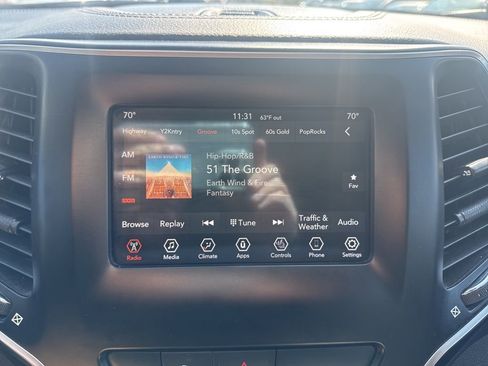 Used 2019 Jeep Cherokee Latitude Plus w/ Comfort/Convenience Group image 20