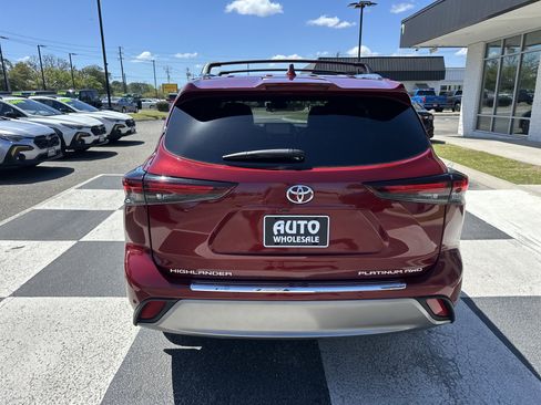 Used 2024 Toyota Highlander Platinum image 4