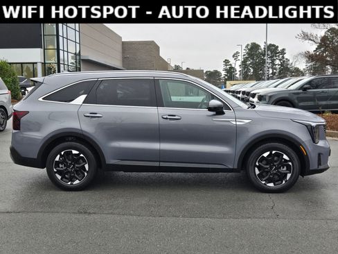 Certified 2025 Kia Sorento S w/ Panoramic Sunroof Package image 8