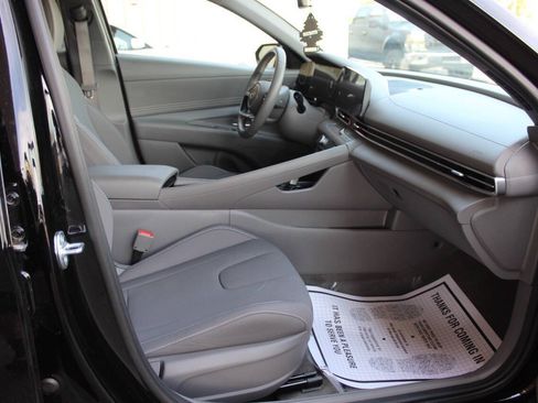 Used 2025 Hyundai Elantra SEL FWD image 9