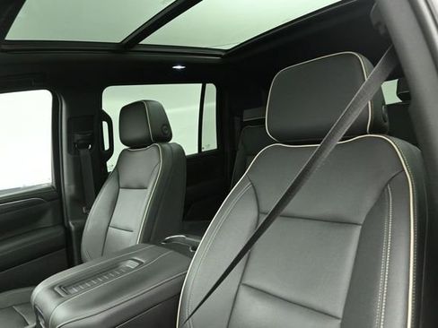Used 2023 GMC Yukon XL SLT w/ SLT Premium Package AWD/4WD image 10