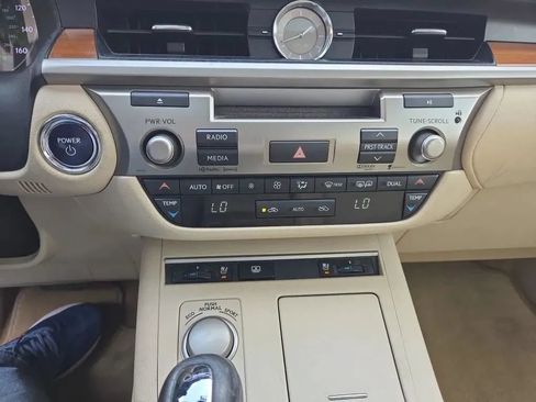 Used 2014 Lexus ES 300h w/ Luxury Package w/Bamboo Trim FWD image 15