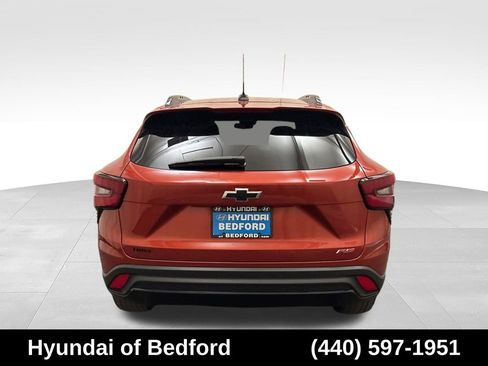 Used 2024 Chevrolet Trax RS w/ Sunroof Package FWD image 6
