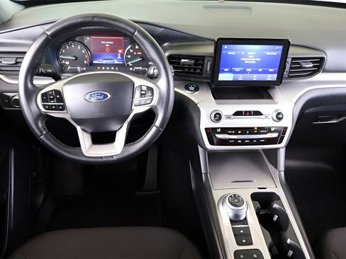 Used 2021 Ford Explorer XLT image 16