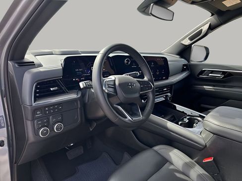 Used 2025 Chevrolet Suburban Z71 image 26