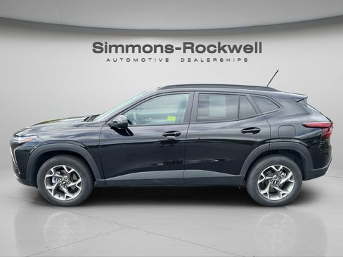 Used 2025 Chevrolet Trax LT w/ LT Convenience Package FWD image 2