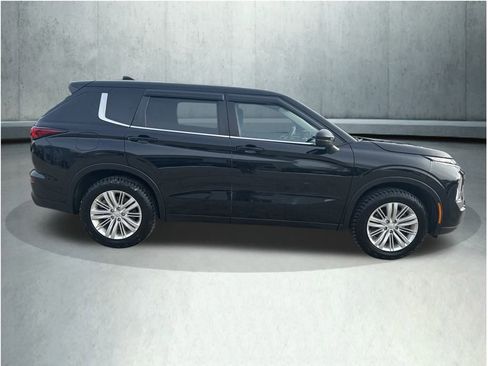 Used 2022 Mitsubishi Outlander ES image 3