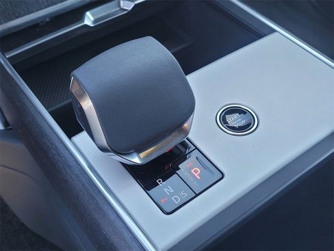 New 2025 Land Rover Range Rover Long Wheelbase SE image 14