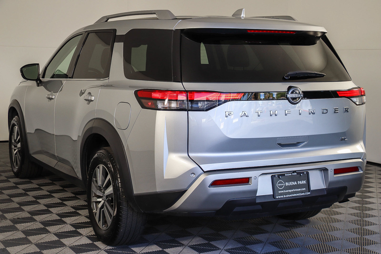 Used 2025 Nissan Pathfinder SL FWD image 6