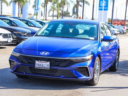 Used 2024 Hyundai Elantra SEL FWD image 3