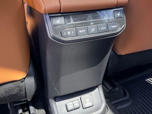 Used 2023 Toyota Highlander Platinum FWD image 17