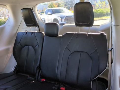 Used 2022 Chrysler Pacifica Limited FWD image 13