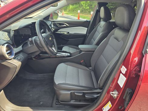 Used 2025 Chevrolet Trax LT w/ LT Convenience Package FWD image 11