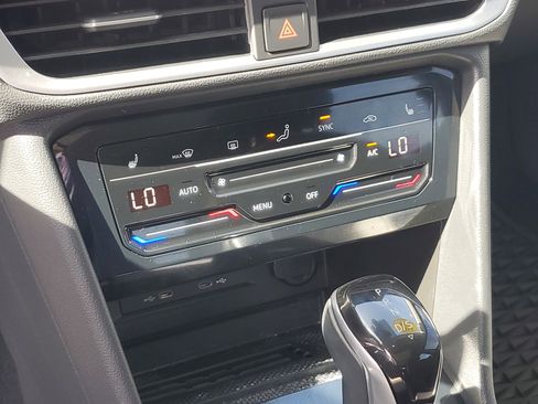 Used 2025 Volkswagen Taos SE w/ Panoramic Sunroof Package image 26