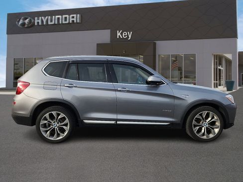 Used 2017 BMW X3 xDrive28i image 3