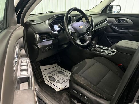 Used 2020 Chevrolet Traverse LT image 2
