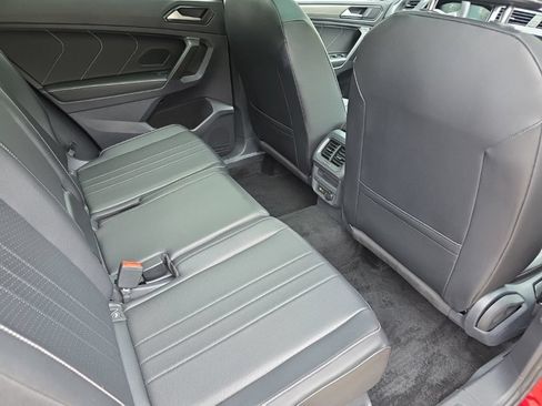 Used 2022 Volkswagen Tiguan SE AWD/4WD image 16