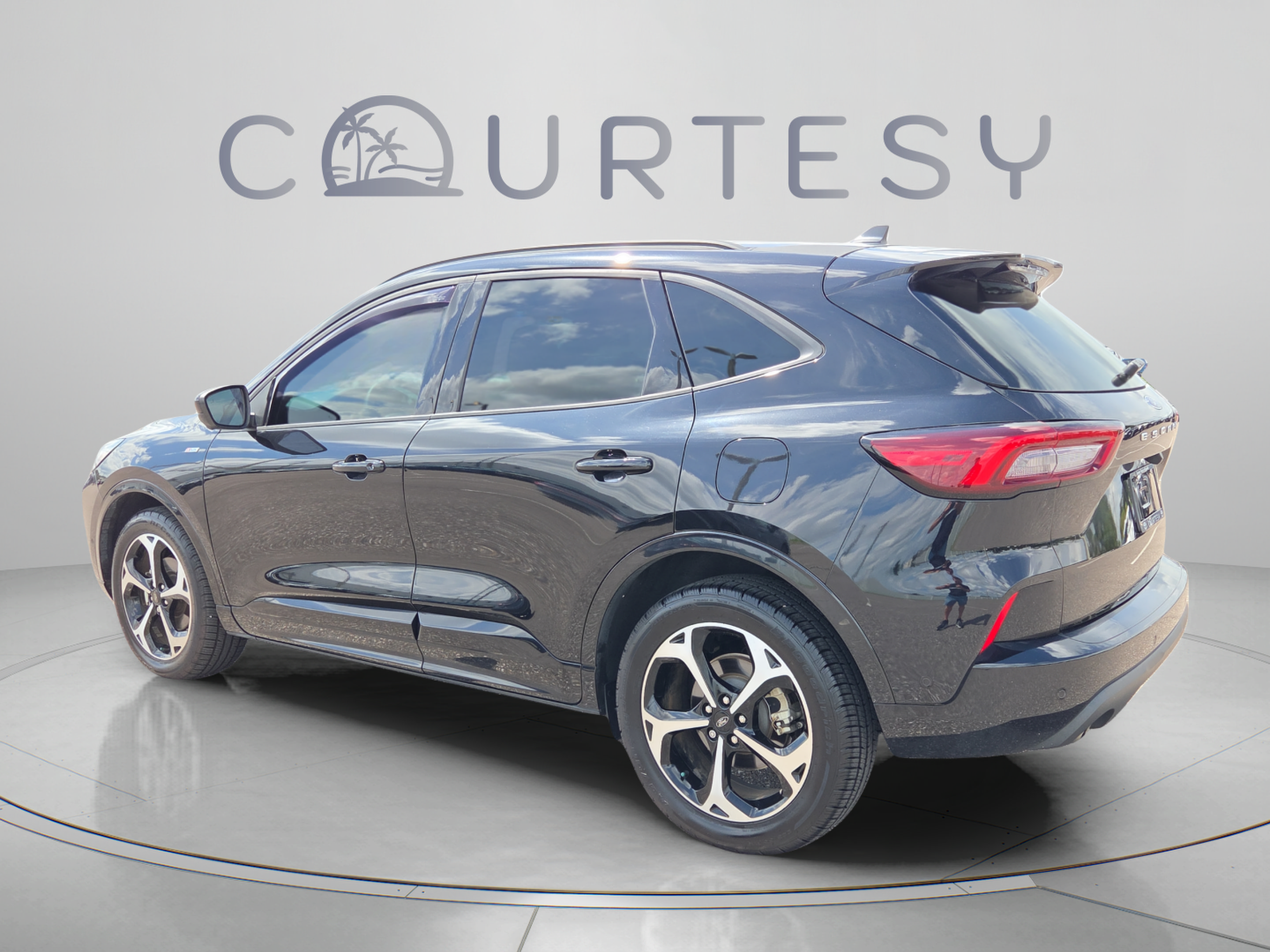 Used 2023 Ford Escape ST-Line Elite w/ Premium Technology Package AWD/4WD image 3