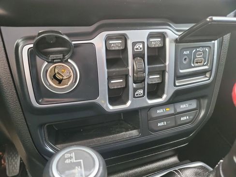 Used 2018 Jeep Wrangler Unlimited Sahara image 22