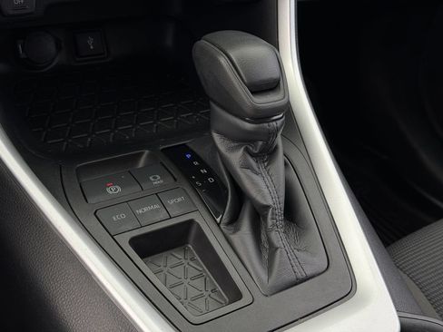 Used 2022 Toyota RAV4 LE FWD image 19
