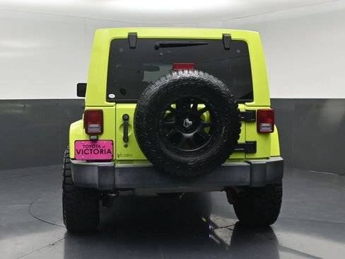 Used 2017 Jeep Wrangler Unlimited Rubicon w/ Connectivity Group AWD/4WD image 18