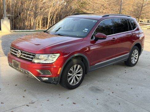 Used 2018 Volkswagen Tiguan SE w/ Panoramic Sunroof Package image 5