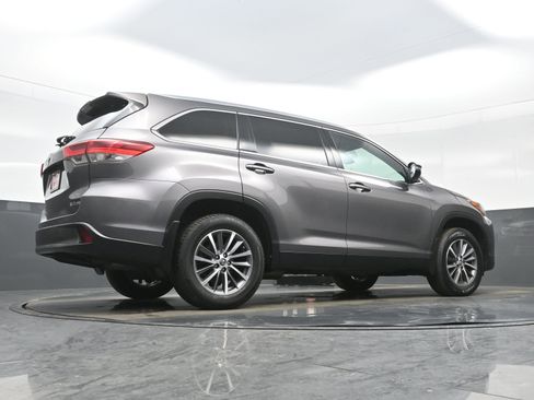Used 2019 Toyota Highlander XLE image 34