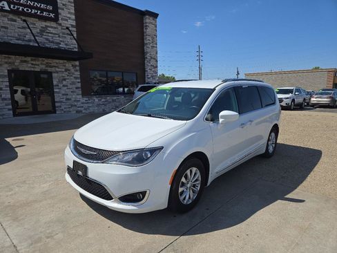 Used 2018 Chrysler Pacifica Touring-L FWD image 2