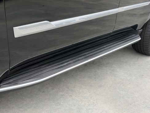 Used 2019 Cadillac Escalade Luxury AWD/4WD image 9