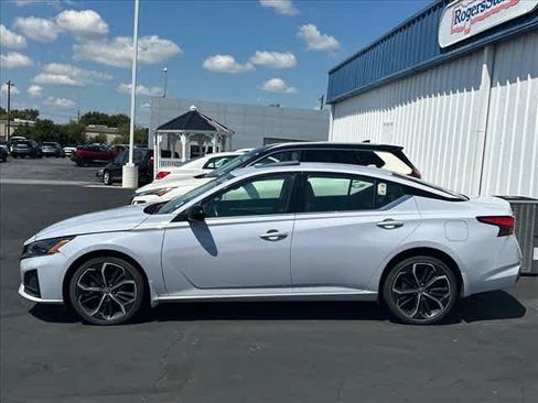 Used 2024 Nissan Altima 2.5 SR w/ SR Premium Package AWD/4WD image 2
