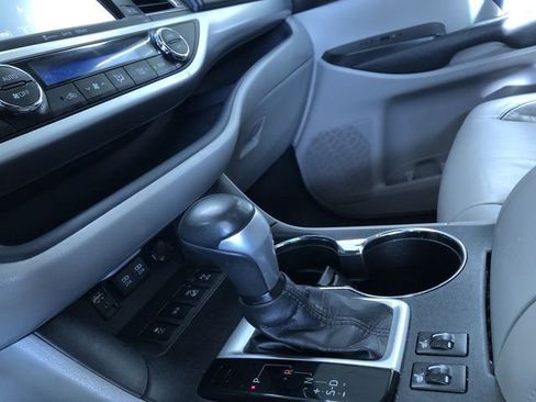 Certified 2017 Toyota Highlander XLE image 31